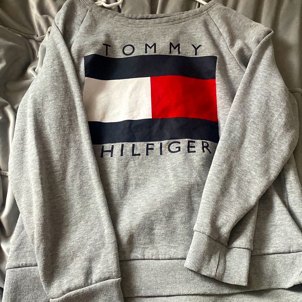 Tommy Hilfiger sweater size medium